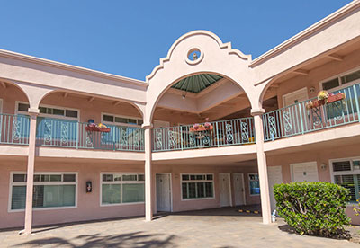 sea shore motel courtyard